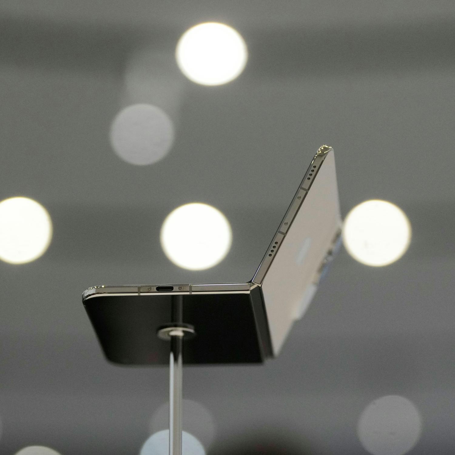 Apple unveils folding phone