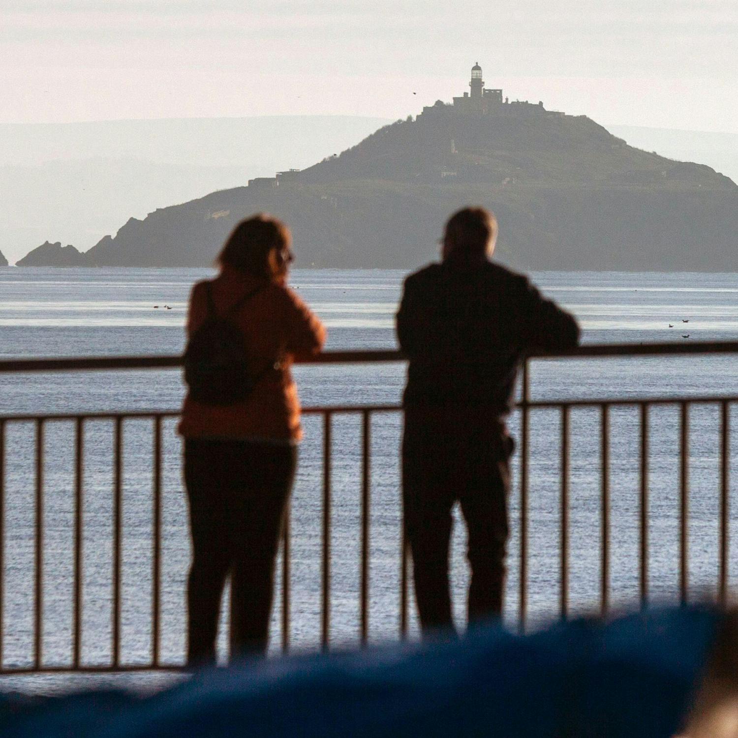 Do Irish people keep each other at arm’s length?