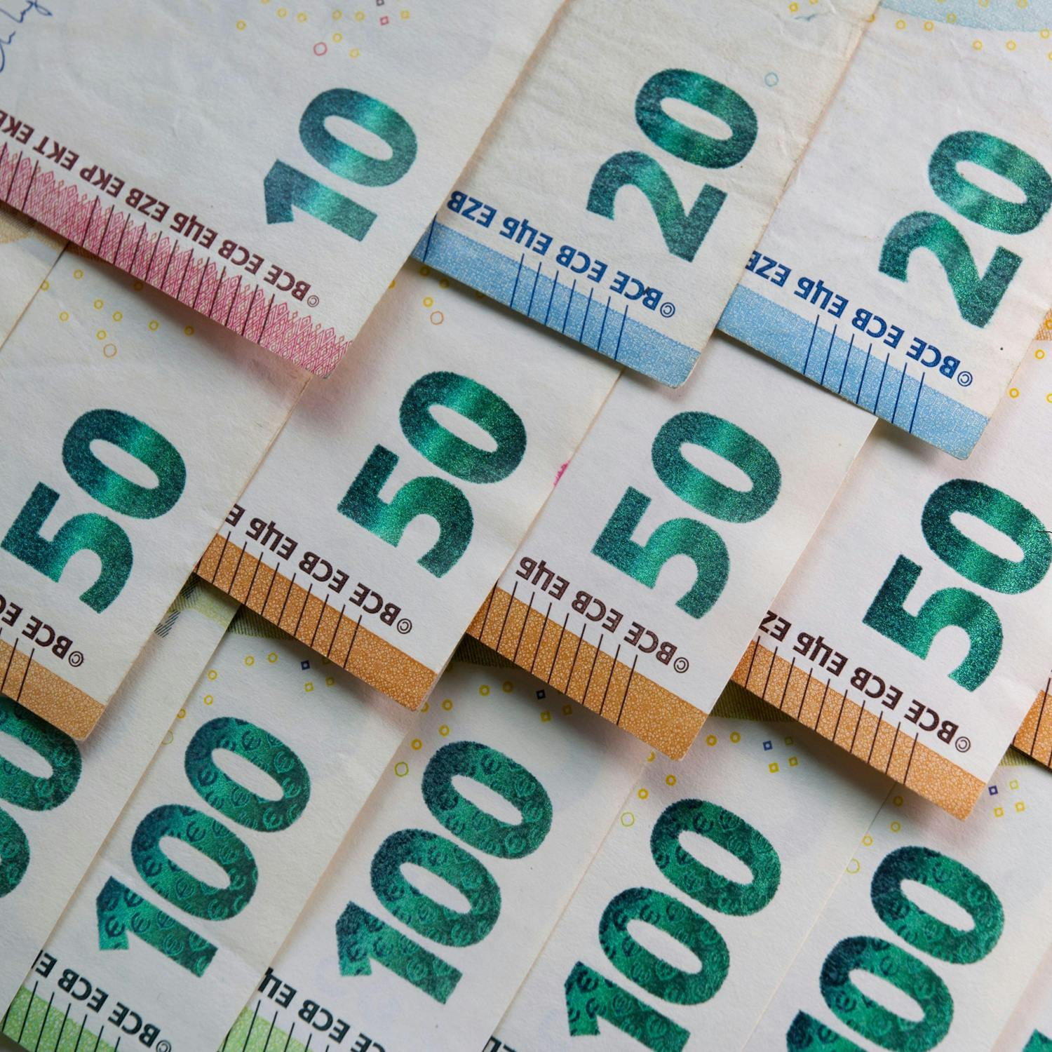 1 in 4 workers would run out of money in a month if they lost their job. How can we better manage our savings?