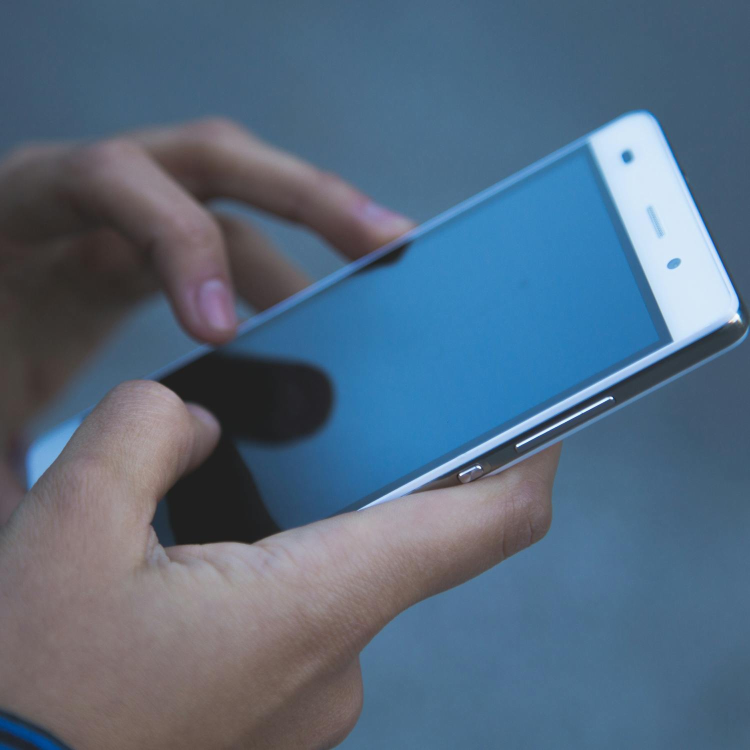 People in Italy will be fined for crossing the road on their phone