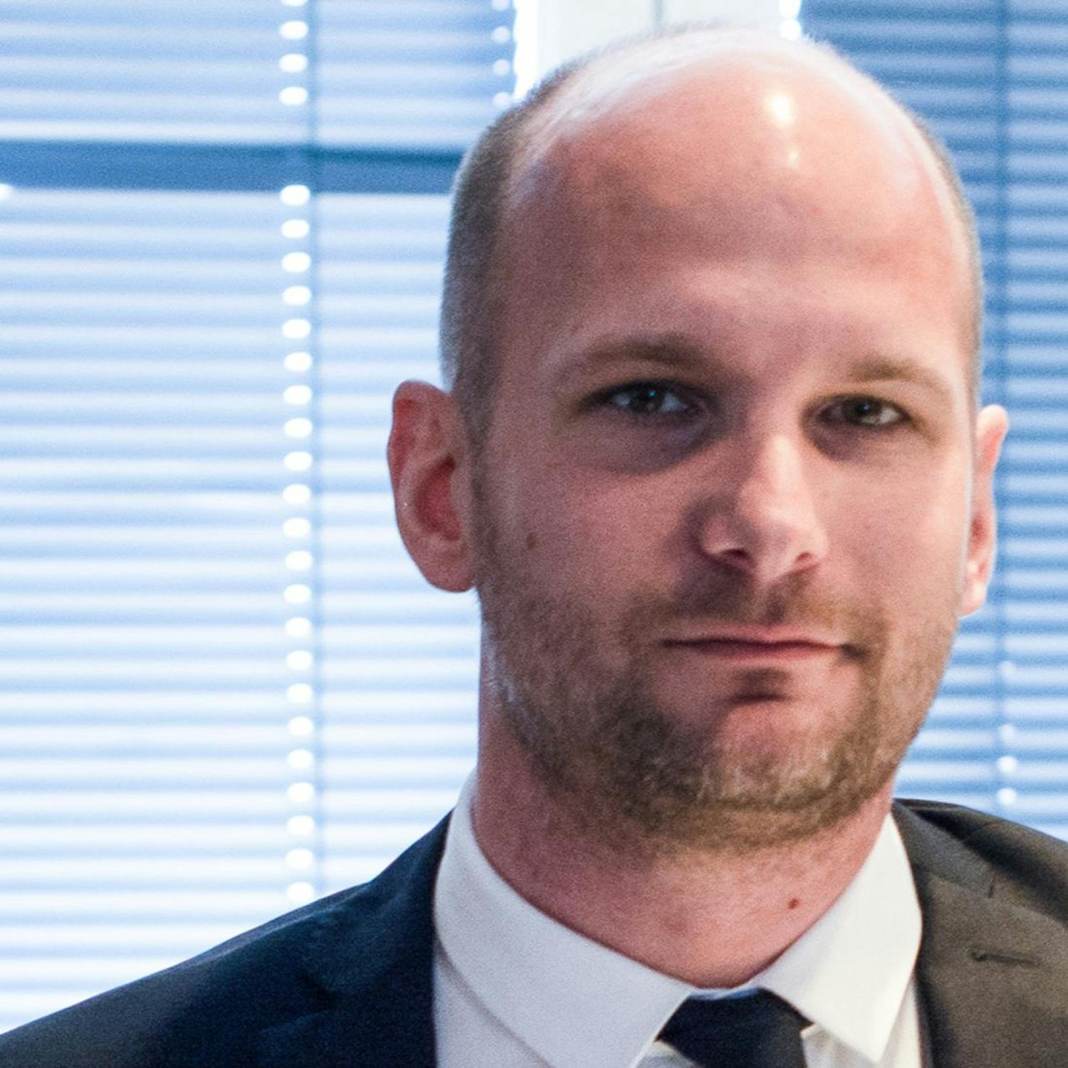 Gábor Grendel obhajuje proces očkovania, Juraj Blanár kroky vlády ostro kritizuje