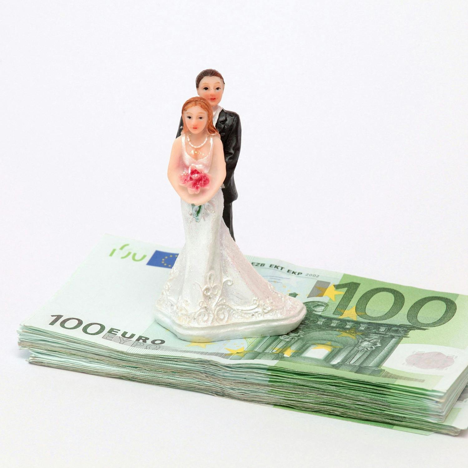 How much should you spend on a wedding present ? episode artwork