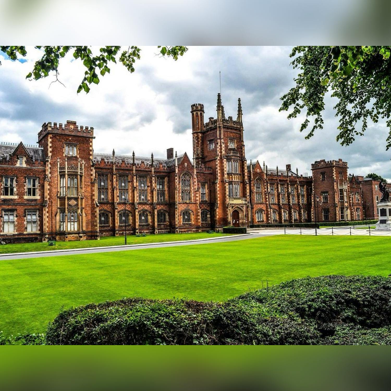 Queen’s University Belfast students to vote on reintroduction Irish signage