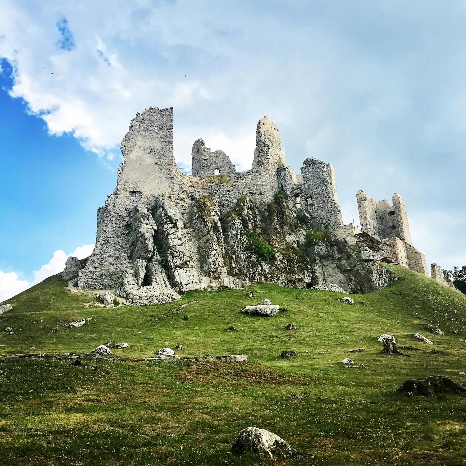 Slovenský Bermudský trojuholník a najmysterióznejšie slovenské pohorie(Výlety po Slovensku s One2We) episode artwork