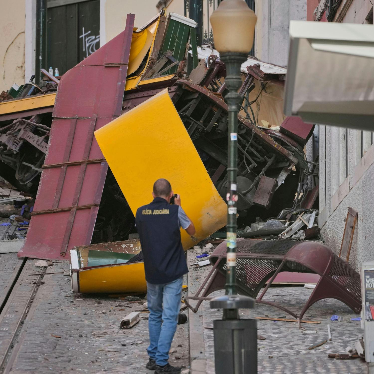 Several dead and more injured after a funicular crashed in Lisbon Several dead and more injured after a funicular crashed in Lisbon