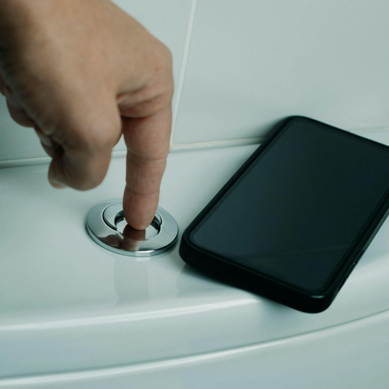 Using your phone on the toilet - how dirty is it?