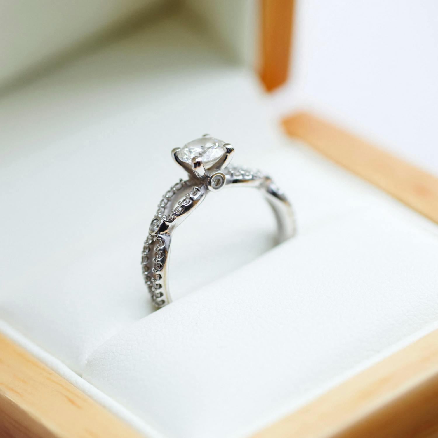 What are the current engagement ring trends? episode artwork