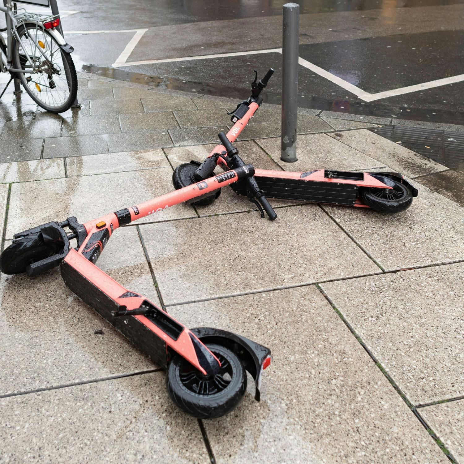 No registration, tax, or insurance for e scooters a maximum speed below 25km an hour