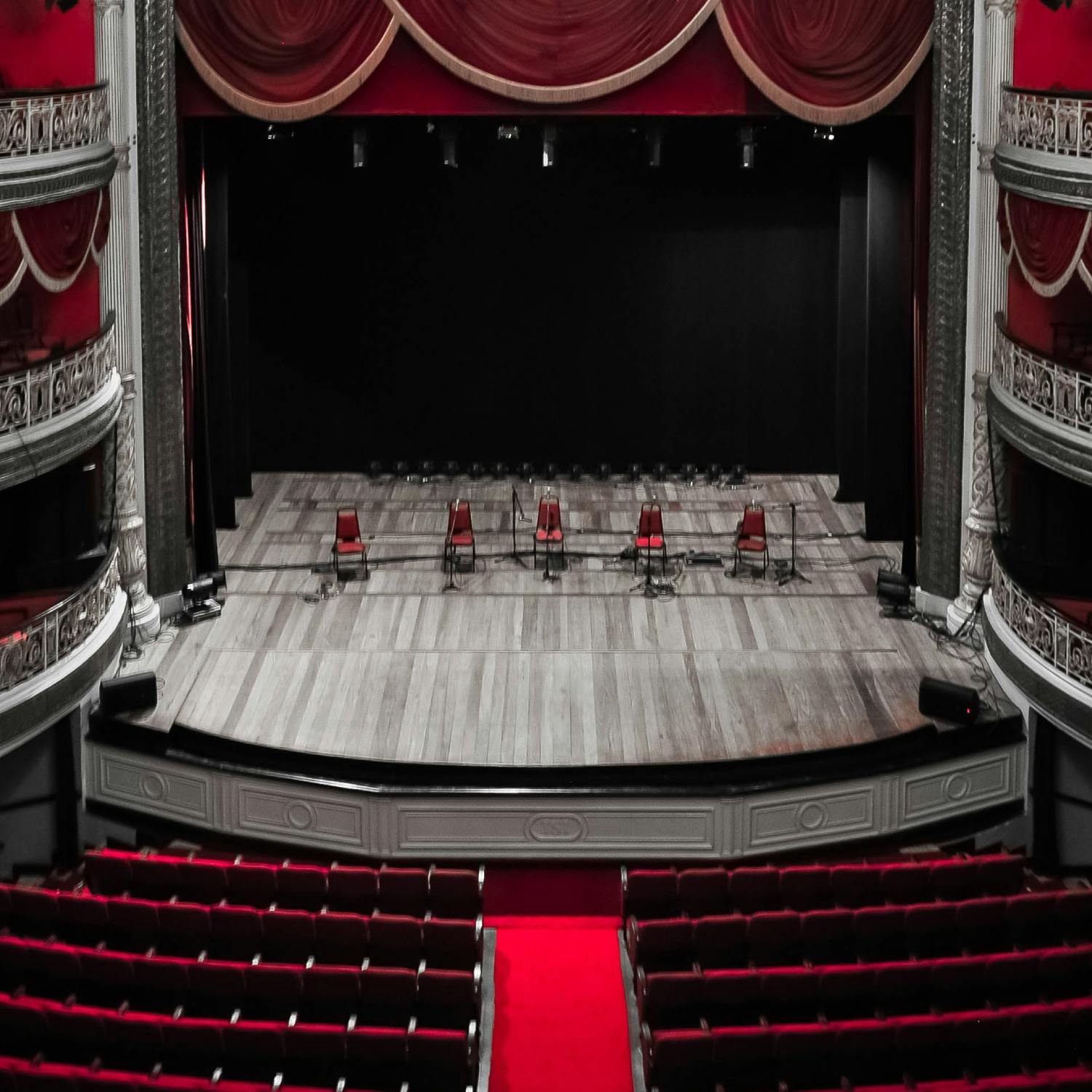 How to do Stuff: Behaving in the Theatre