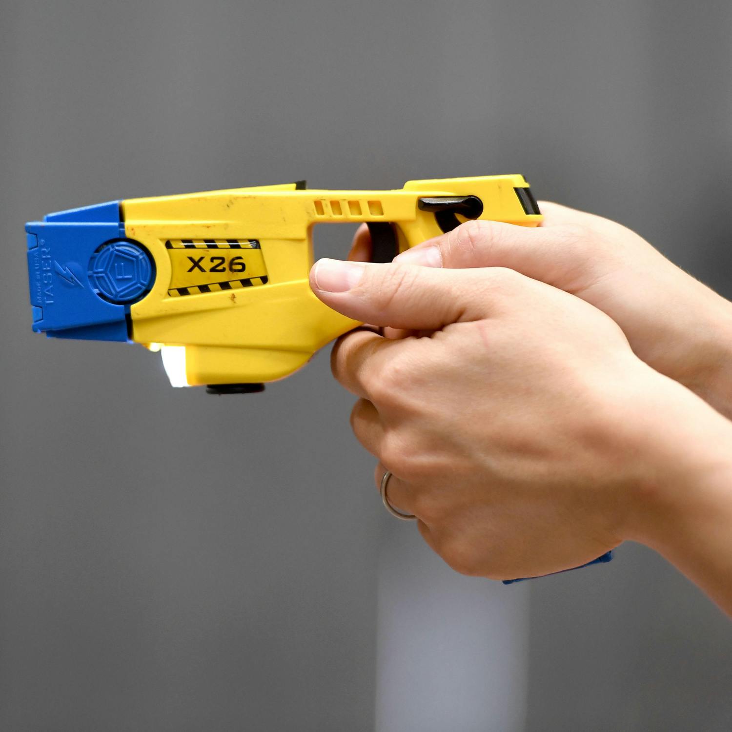Should frontline Gardaí carry tasers?