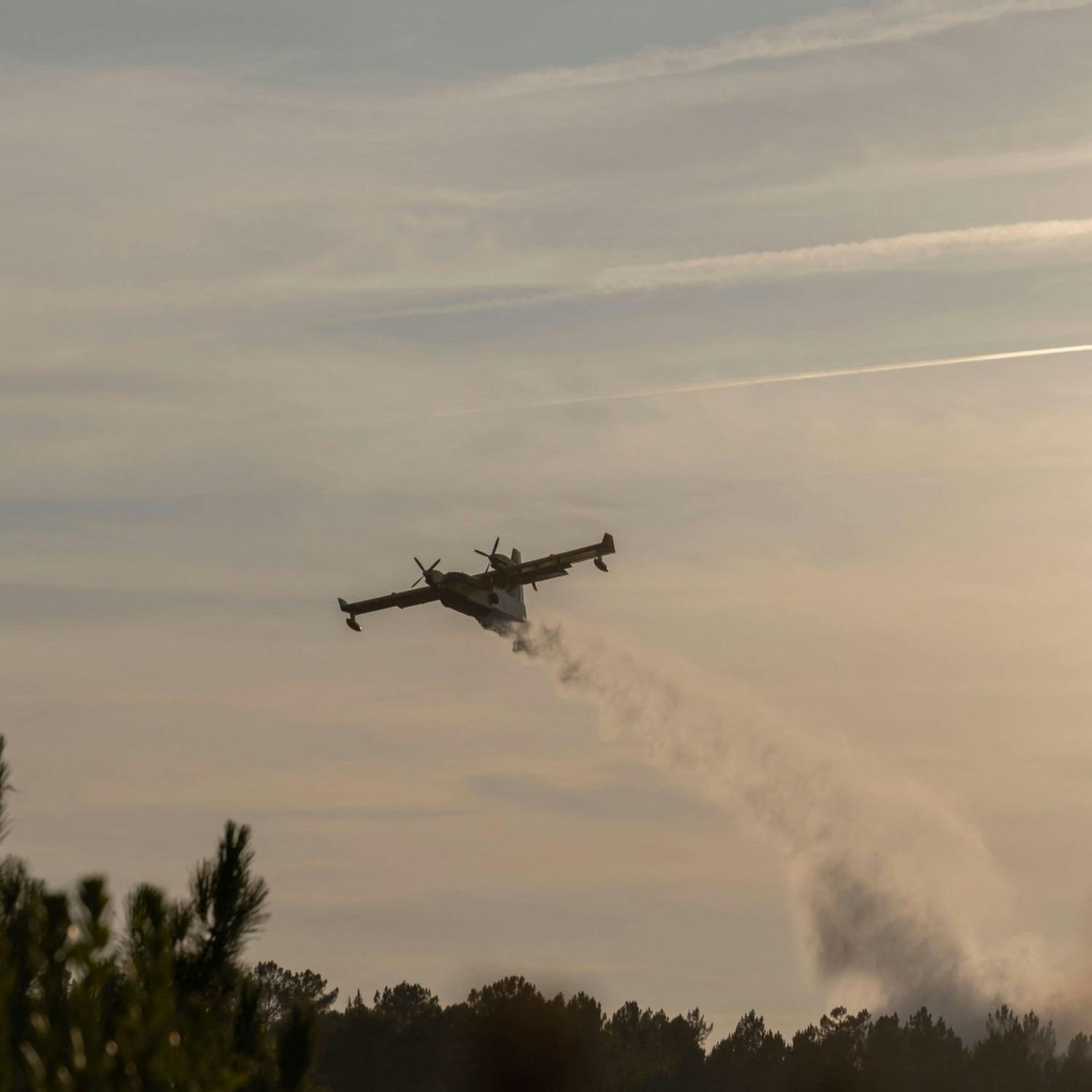 How are aircrafts tackling the wildfires in France and Spain?