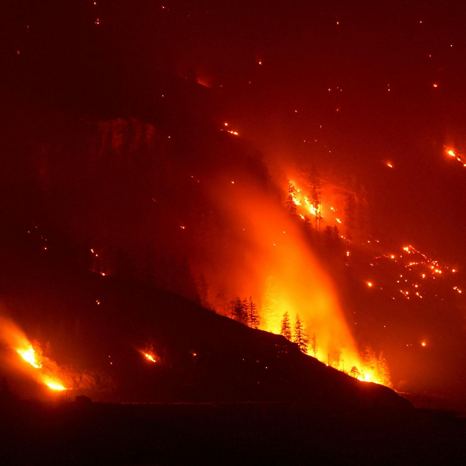 Huge wildfire spreads in Canada
