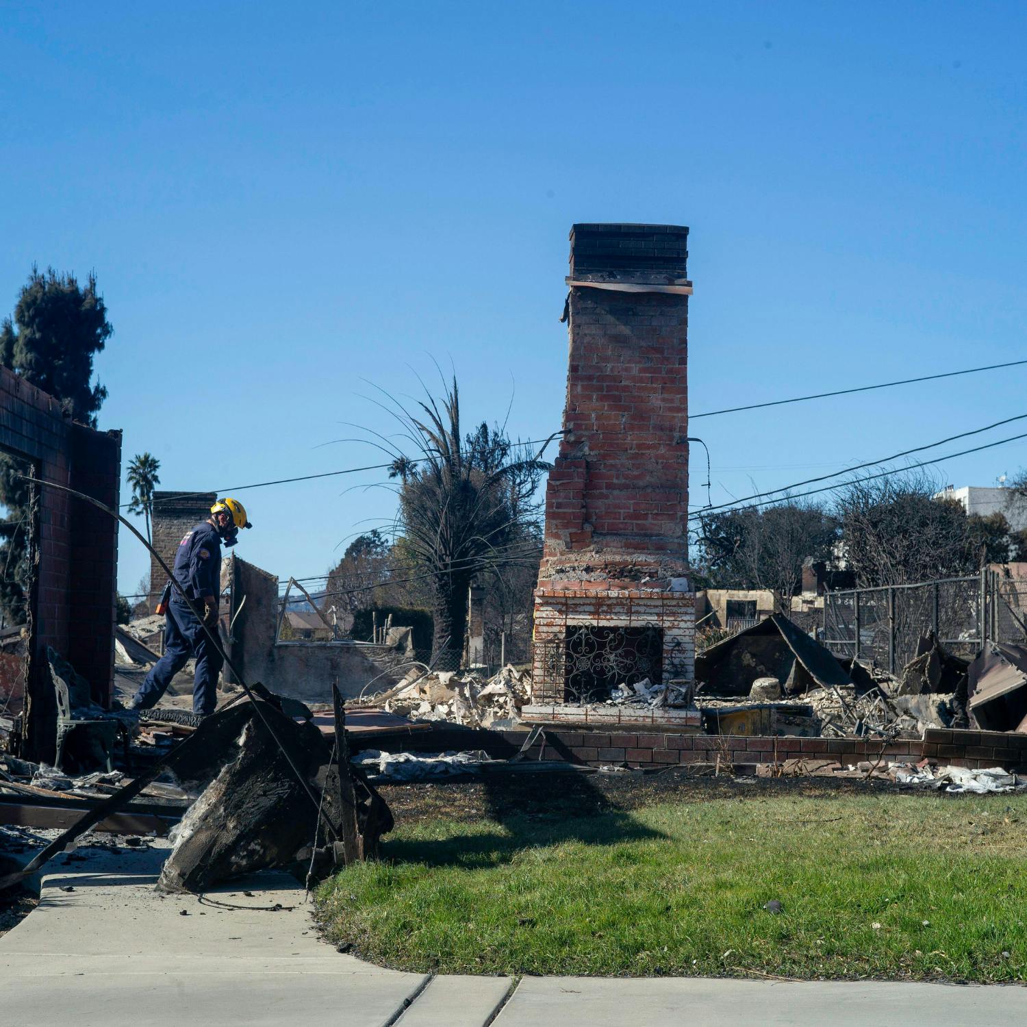 Strong winds threatening to trigger new wildfires in LA