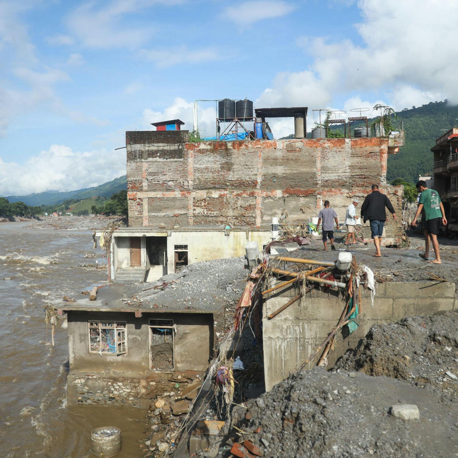 Death toll passes 1,000 in Nepal & Tibet floods - latest updates