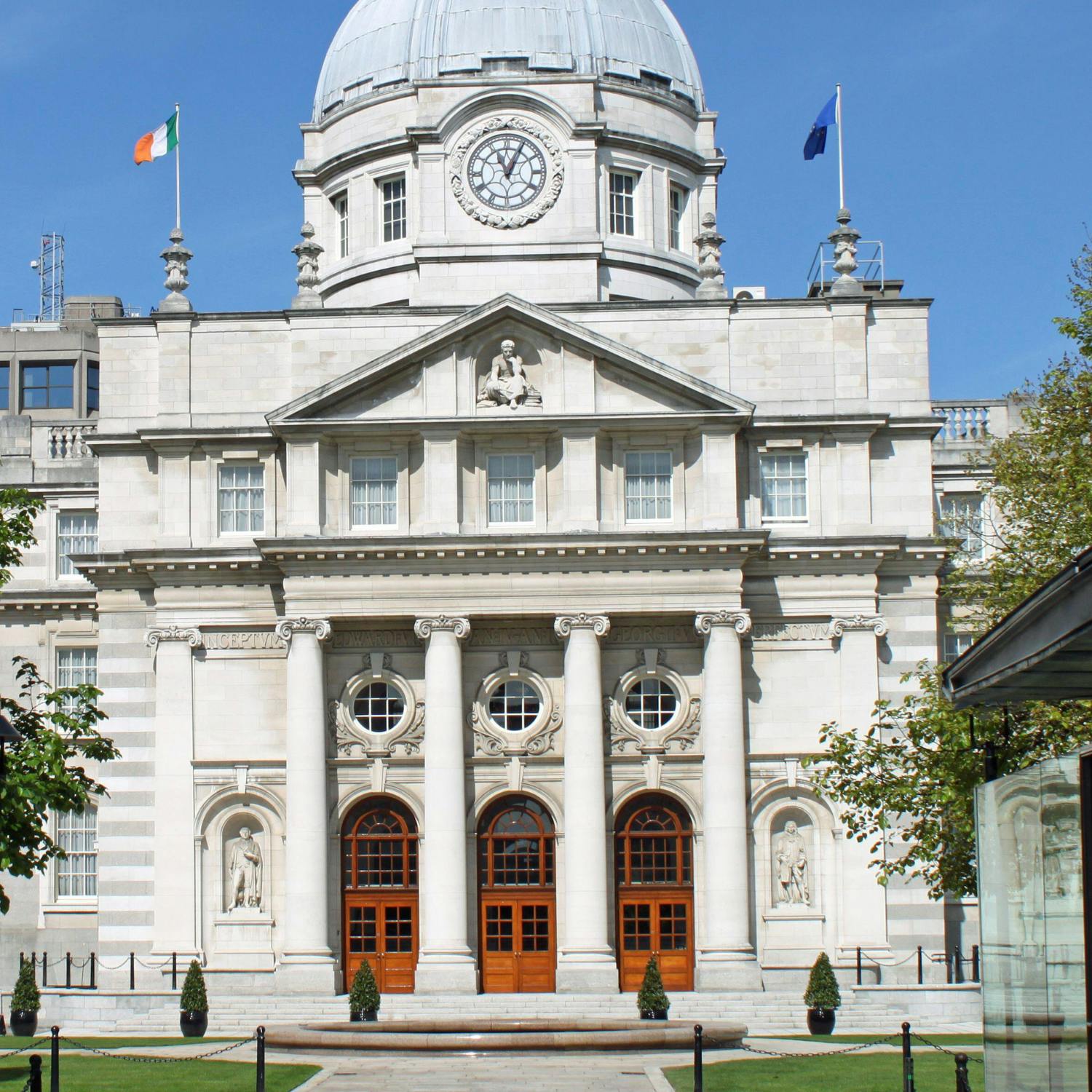 Sean Defoe hands out his Dáil star awards!