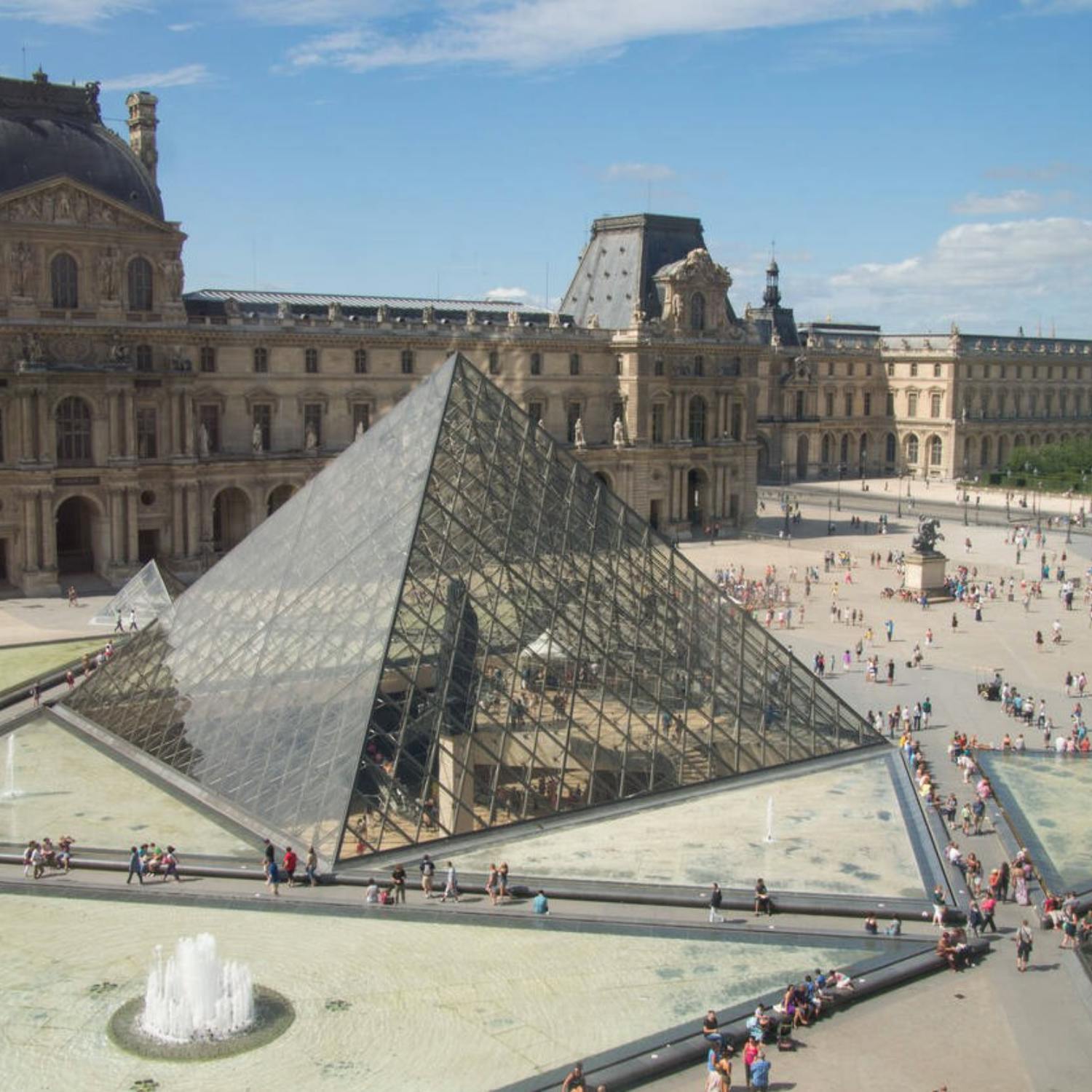 Louvre Museum closed following theft of "priceless" jewellery Louvre Museum closed following theft of "priceless" jewellery