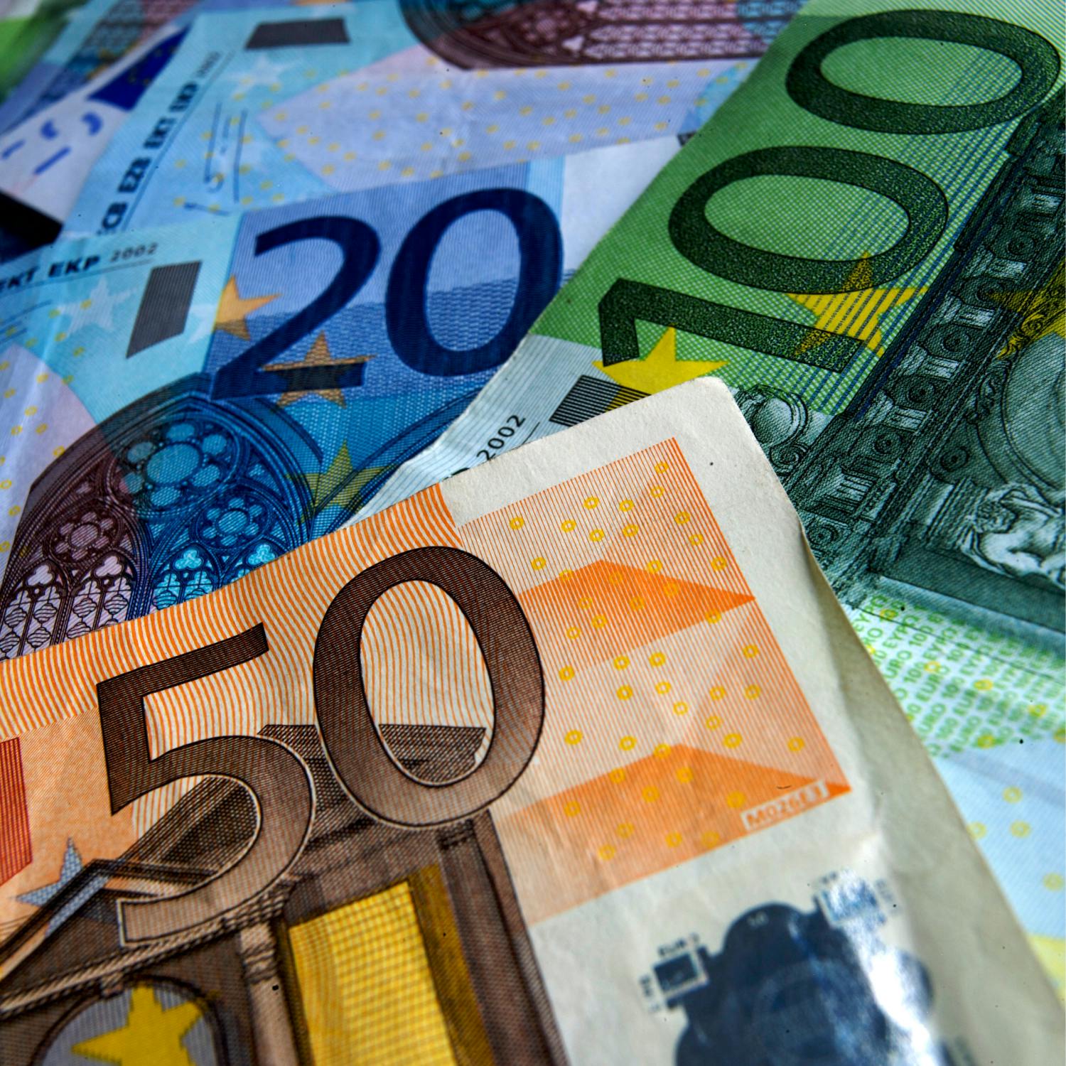 Financial literary and digital vs physical money
