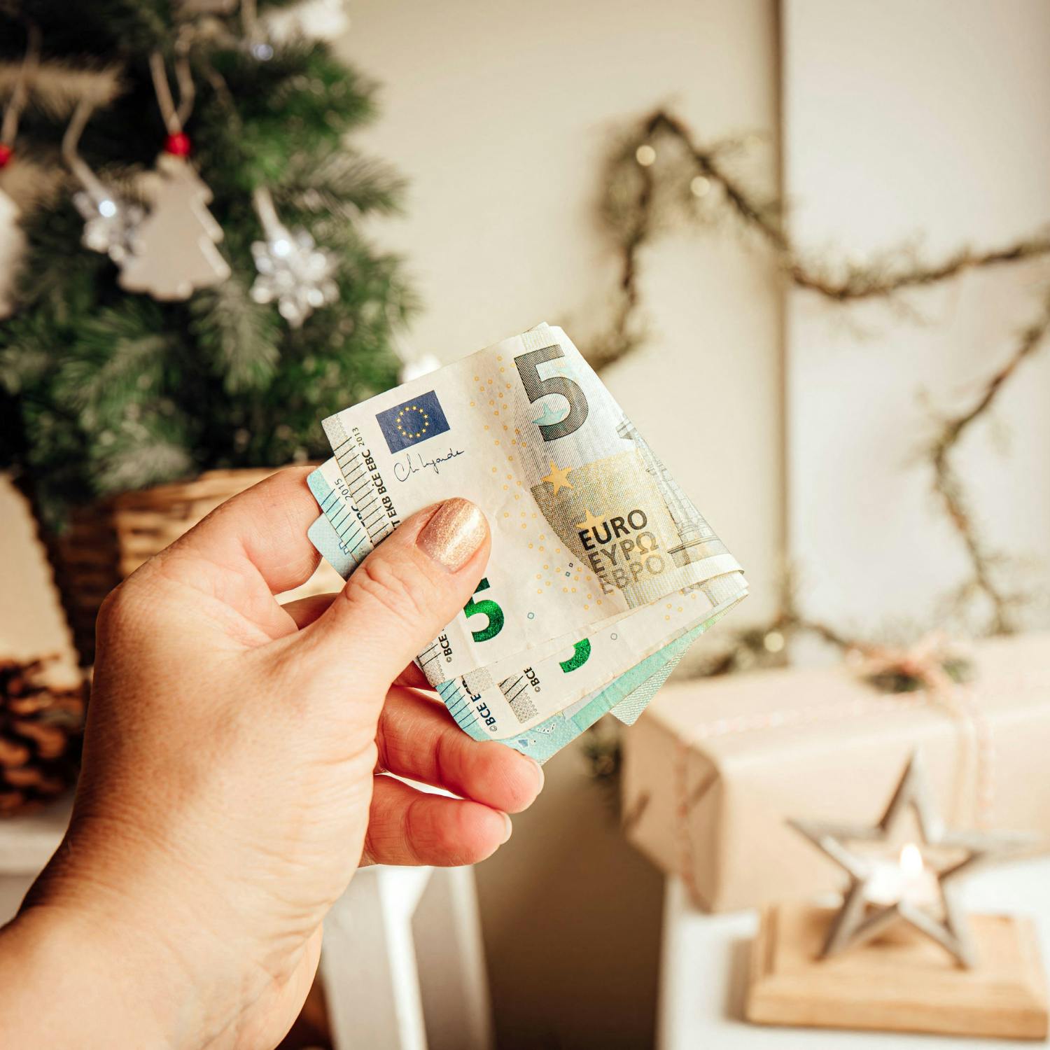 Christmas spending advice with John Lowe - The Money Doctor