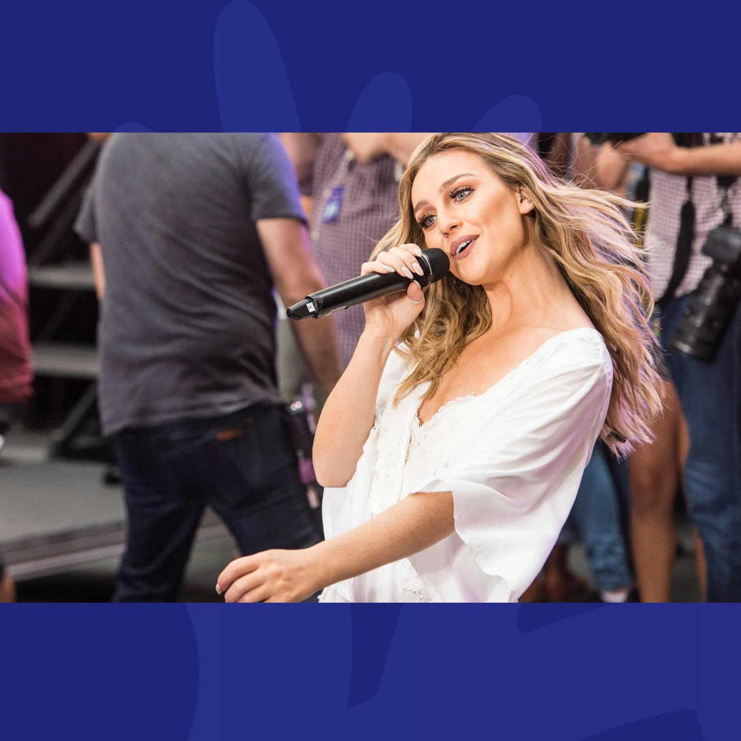 Alex Oxlade-Chamberlain Doesn't Give Perrie A Look In When It Comes To Karaoke!