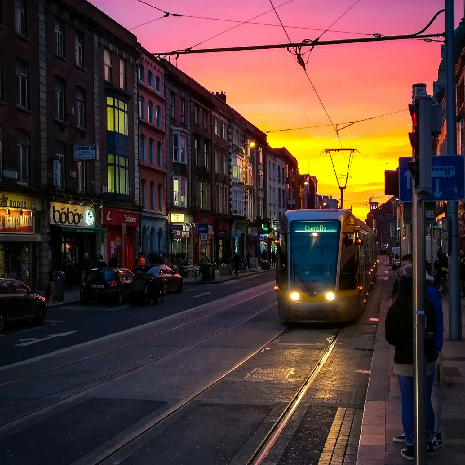 Is sightseeing at night the best way to be a tourist?