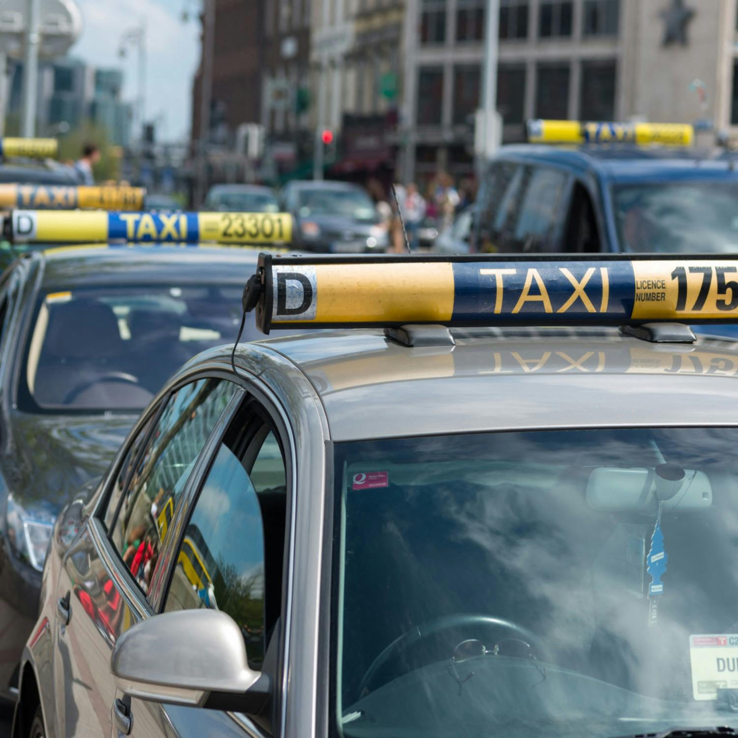 How Hola is fighting the big taxi firms