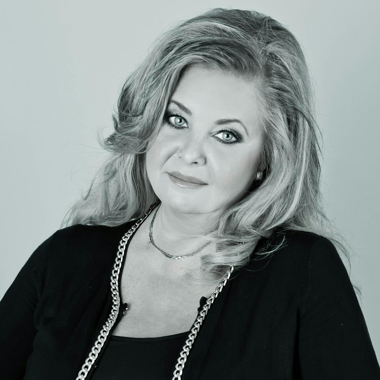 Mám doliať pohár najprv manželke, mame alebo svokre? (Podcast Ďura z Hemendexu)